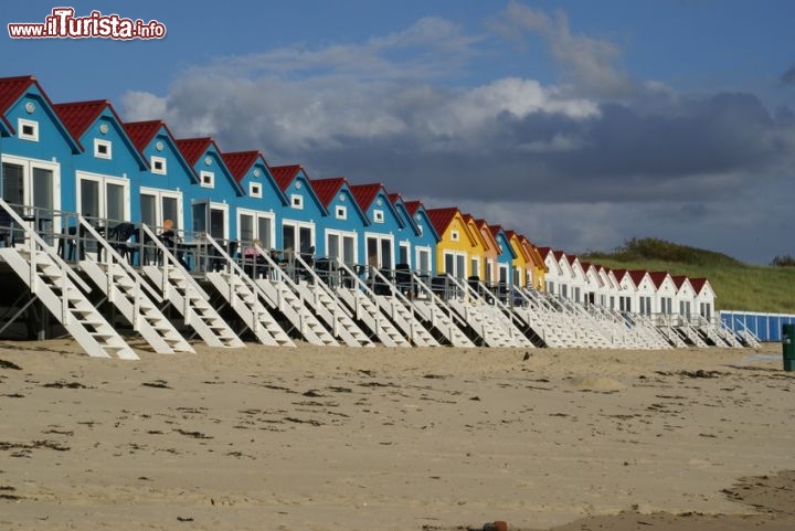 Immagine Case colorate sulla spiaggia di Vlissingen, Olanda - © Erik Evertsen - Fotolia.com