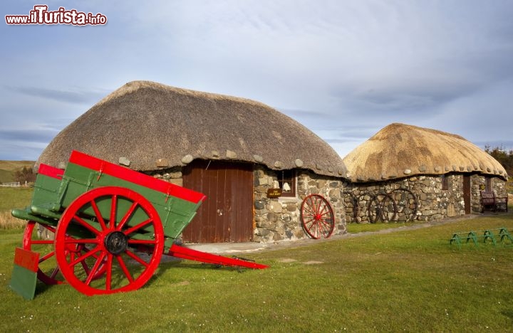 Immagine Case contadine tradizionali del nord della Scozia, si incontrano spesso nelle highlands scozzesi ma anche nelle Isole Orcadi come si può vedere in questa fotografia - © Georgi Djadjarov / Shutterstock.com