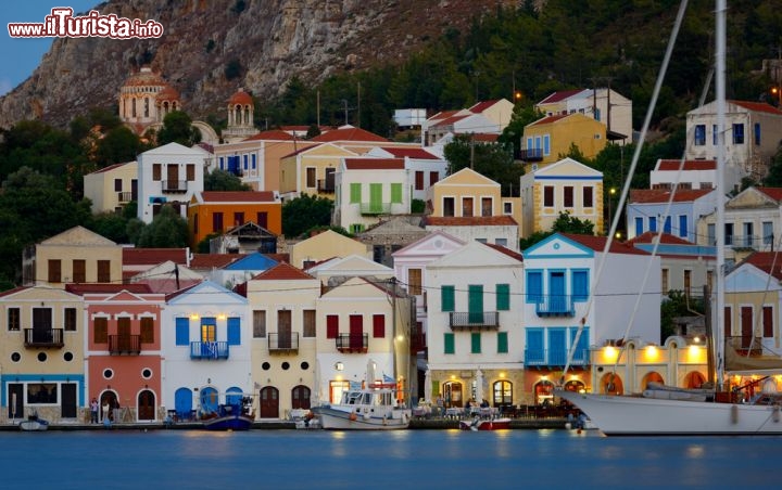 Immagine Fotografia notturna del centro di Megisti, nell'isola di Kastellorizo - Megisti, un tempo nome di questo lembo di terra più a oriente del Dodecaneso, oggi ne è il centro principale, pittoresco per le sue casette dai colori accesi. A tinteggiare le facciate delle abitazioni con tonalità sgargianti, simbolo di ricchezza e prosperità, furono per primi bizantini e turchi © Haris vythoulkas / Shutterstock.com