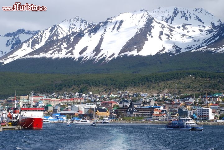 Immagine Case e porto della città di Ushuaia, che si trova a sud della Patagonia, nella Terra del fuoco dell'Argentina - © iladm / Shutterstock.com