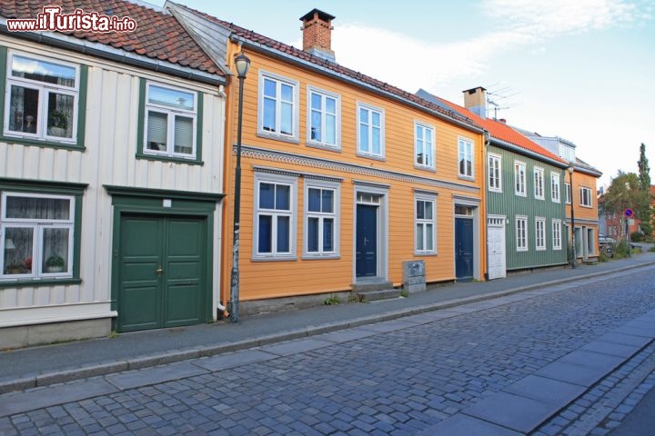 Immagine Case in legno, lungo una via del centro di Trondheim in Norvegia - © Tupungato / Shutterstock.com