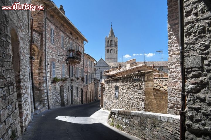 Immagine Case in pietra nel centro storico di Assisi. La città umbra rappresenta un insieme di capolavori del genio creativo umano che le sono valsi il riconoscimento di patrimonio mondiale Unesco - © Mi.Ti. / Shutterstock.com