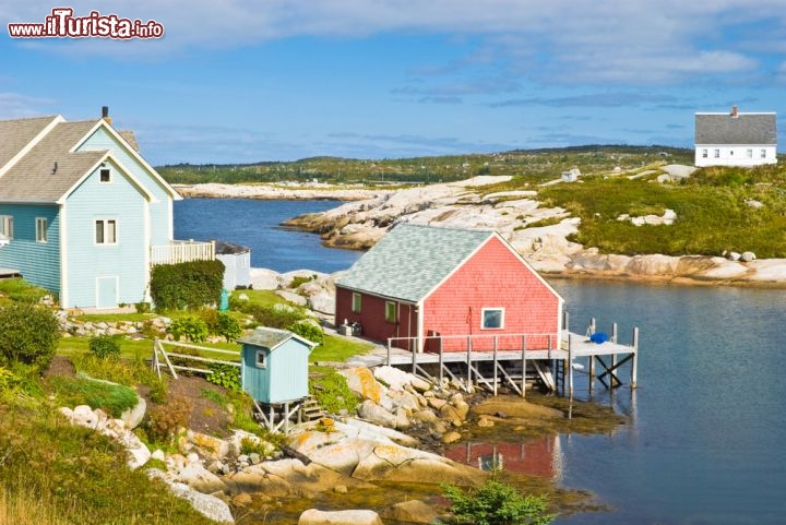 Immagine Le case dei pescatori di Peggy's Cove (Nuova Scozia, Canada) sono semplici e incantevoli allo stesso tempo, realizzate in legno, con linee pulite e tinte pastello. Si fondono perfettamente con il paesaggio della St. Margarets Bay, illuminandone le scogliere - © DOPhoto / Shutterstock.com