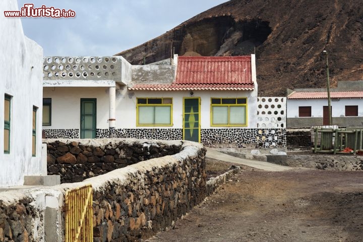 Immagine Case di pescatori nel villaggio di São Pedro. Siamo sull'isola di São Vicente a Capo Verde (Africa) - © Frank Bach / Shutterstock.com