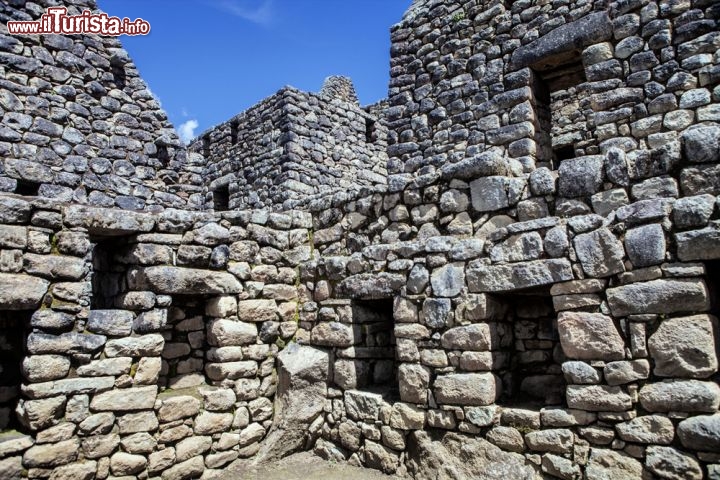 Immagine Case in pietra a Machu Picchu, Perù - Come tutte le altre costruzioni che sorgono all'interno della zona rurale della città inca anche le abitazioni private, più o meno sfarzose a seconda del rango di appartenenza, furono edificate con blocchi e pietre in granito perfettamente incastonate l'una sull'altra - © Vladislav T. Jirousek / Shutterstock.com