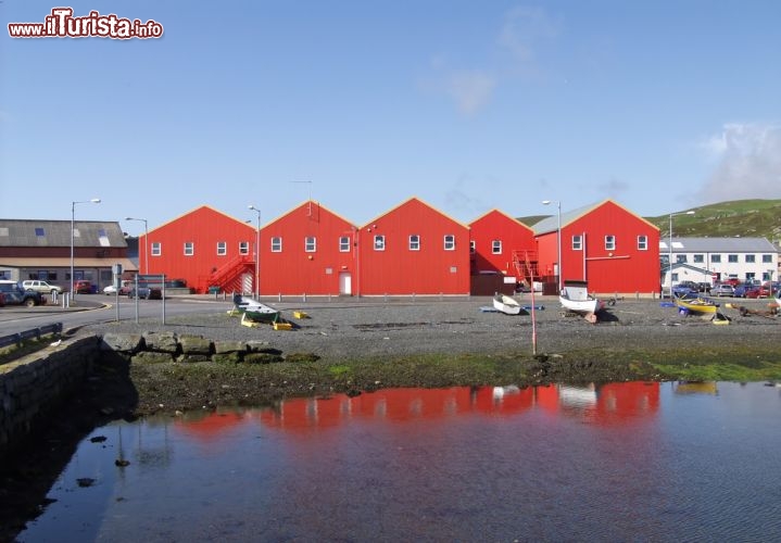 Immagine Case colorate del porto di Lerwick, in Scozia nelle Isole Shetland - © Bill McKelvie / Shutterstock.com