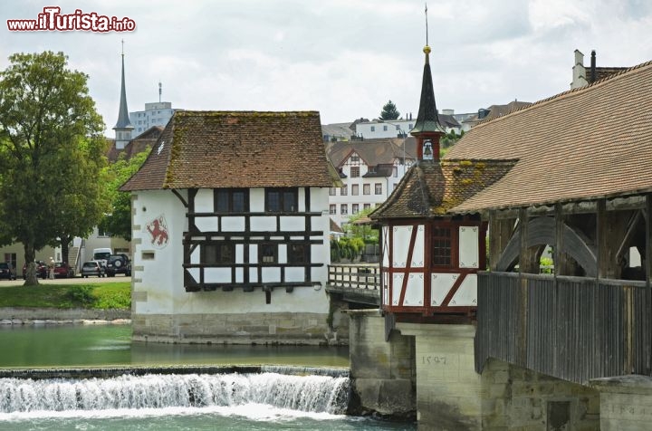 Immagine Case storiche a Bremgarten (Argovia) il borgo storico della Svizzera sul fiume Reuss. La citadina è famosa per il suo tipico Mercatino di Natale che si svolge durante il periodo dell'Avvento - © Christian Wilkinson / Shutterstock.com