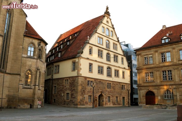 Immagine Case storiche nella Piazza del Mercato di Stoccarda, nel land del Baden-Wurttenberg, in Germania. L'architettura è quella tipica dei paesi nordici, con tetti appuntiti di tegole rosse, e ricorda l'epoca medievale in cui la Marktplatz si riempiva di commercianti. Oggi vi si affaccia anche il Palazzo del Municipio - © Yuriy Davats / Shutterstock.com