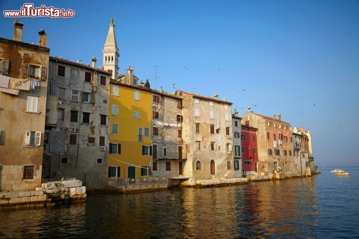 Immagine Case storiche di Rovigno, che s'affacciano sul mare Adriatico dell'Istria, in Croazia  - © silver-john / Shutterstock.com