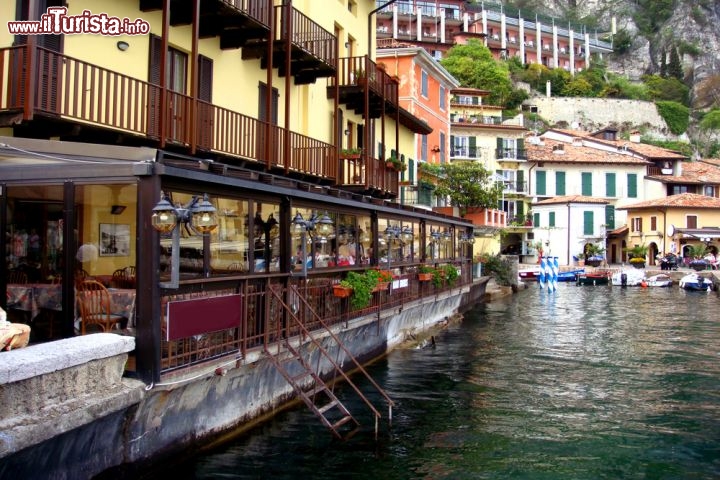 Immagine Case sul lago di Garda, Limone - Ad affacciarsi sulle acque limpide del maggiore lago italiano (con una superficie di 370 km quadrati) sono abitazioni e dimore della cittadina di Limone famosa in tutto il mondo per le sue coltivazioni di agrumi e ulivi. A godere della cornice di questo specchio d'acqua sono anche negozi e ristoranti in cui assaporare i prodotti tipici della gastronomia locale © onairda / Shutterstock.com