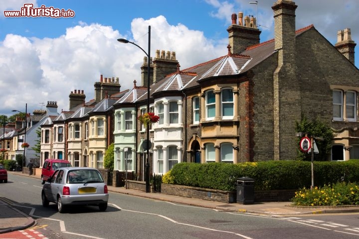 Immagine Case tipiche a Cambridge, Inghilterra - Vicine le une alle altre, le case inglesi si presentano con un'architettura ben ordinata e molto simile: fila di comignoli costruiti nello stesso stile, balconi tondeggianti chiusi da vetrate e qualche gradino per raggiungere la porta d'ingresso. Spesso il cortile, un piccolo spazio verde, si trova nella parte restrostante l'abitazione. In questa immagine, tipiche abitazioni di Cambridge © Evgeny Murtola / shutterstock.com