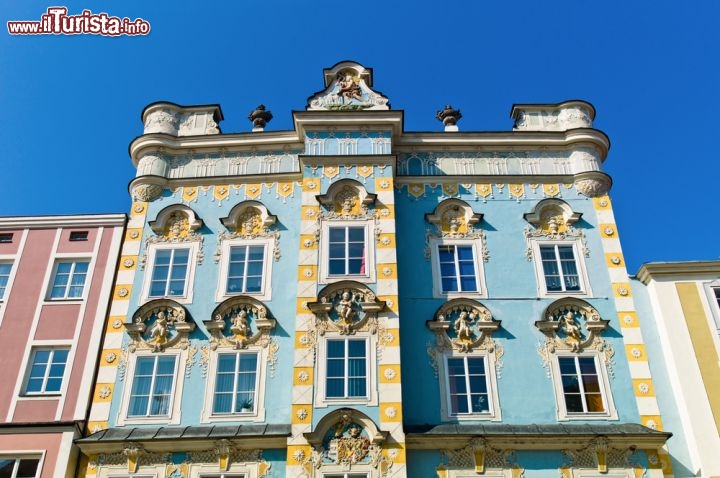 Immagine Case tipiche a Steyr Alta Austria, la città storica sul fiume Enns, non distante dal corso del Danubio, lungo la strada che da Vienna conduce a Salisburgo  - © Lisa S. / Shutterstock.com