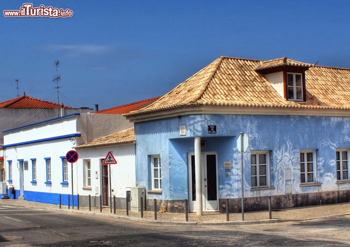 Immagine Le case tipiche di Castro Marim. Archi dalle mille tonalità, terrazze e camini traforati riflettono la tipicità dell'architettura dell'Algarve rendendo Castro Marim uno dei più suggestivi borghi di questo angolo di Portogallo - © Vector99 / Shutterstock.com