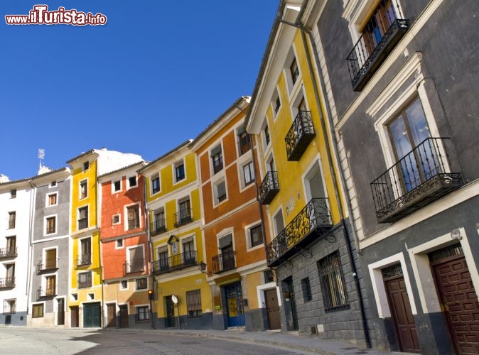 Immagine Coloratissime case tipiche a Cuenca (La Mancia, Spagna), il cui centro storico è stato dichiarato Patrimonio dell'Umanità dall'UNESCO nel 1996 - © VICTOR TORRES / Shutterstock.com