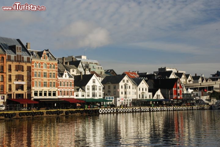 Immagine Case tipiche a Haugesund, Norvegia - Vuoi per l'abbondanza di questo materiale, vuoi per la calda atmosfera che emana, le tradizionali abitazioni norvegesi sono costruite in legno. Molto spesso di piccole dimensioni per via degli alti costi nelle città, in campagna le abitazioni sono più grandi poichè i norvegesi amano da sempre gli ampi spazi tant'è che non è raro vederne anche di 300 metri quadrati senza che per questo rientrino fra i beni di lusso © alri / Shutterstock.com