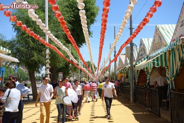 Immagine Le tipiche "Casetas" della Feria de Abril di Siviglia, il principale appuntamento della città spagnola. La maggior parte delle casetas è privata e l'accesso è riservato ai soli membri di una famiglia o ai soci di una determinata organizzazione.