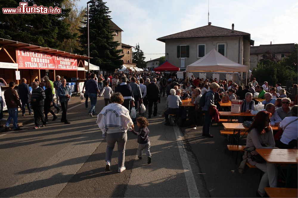 Immagine Pomaria, la festa della Mela della Val di Non a Casez, Trentino alto Adige - © Yerpo - CC BY-SA 4.0, Wikipedia