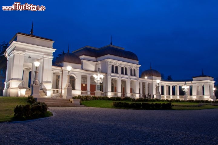 Immagine Veduta notturna del casinò di Cluj Napoca, Romania - Un suggestivo scorcio panoramico al calar del sole sull'edificio che ospita il casinò della città rumena distante 440 km da Bucarest © BLucian / Shutterstock.com