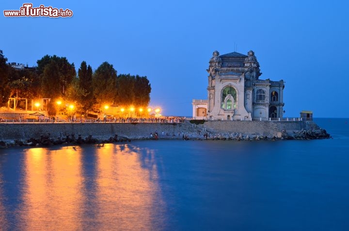 Immagine Il Casinò di Costanza (Romania) la nota città portuale e balneare sul Mar Nero - © Tatiana Volgutova / Shutterstock.com