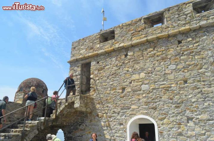 Immagine Castel Dragone a Camogli: al suo interno abbiamo visitato la mostra fotografica dedicata ai Falò di San Fortunato  - © Samuele Pasquino