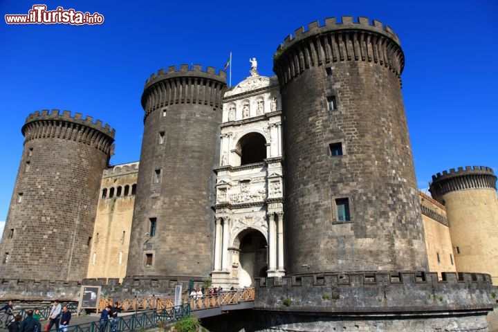 Immagine Castel Nuovo, l'imponente fortezza Napoli, anche chiamata come il Maschio Angioino - © deepblue-photographer / Shutterstock.com