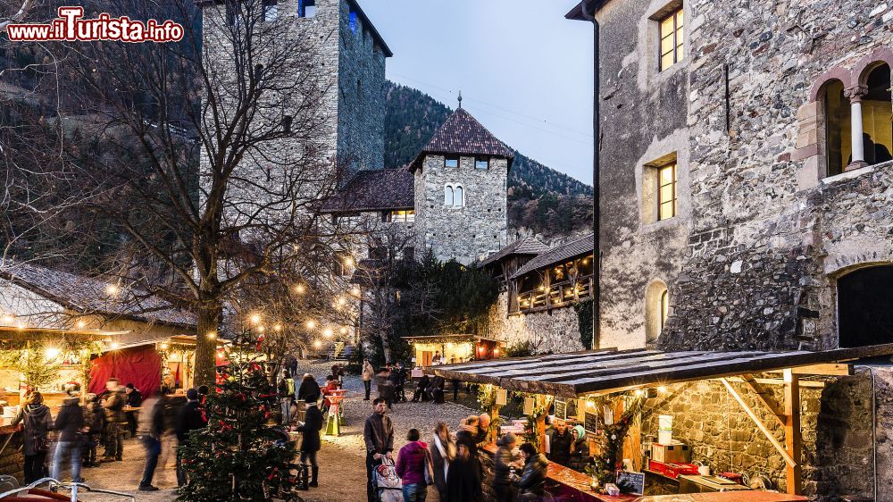 Immagine Castel Tirolo: i mercatini dell'Avvento un appuntamento classico del Natale in Alto Adige - © www.merano-suedtirol.it