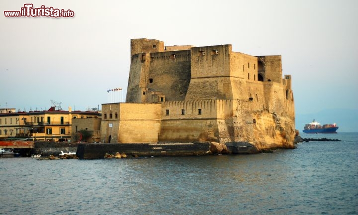 Immagine Castel dell'Ovo, la fortezza sul mare di Napoli. Il nome particolare deriva da una leggenda popolare: secondo la tradizione il Poeta Virgilio avrebbe posto un uovo nelle fondamenta della costruzione, e tutto il castello si reggerebbe su questo fragile elemento. Un suo schiacciamento significherebbe allora il crollo del castello, ma anche l'intera rovina della città di Napoli - © Vacclav / Shutterstock.com