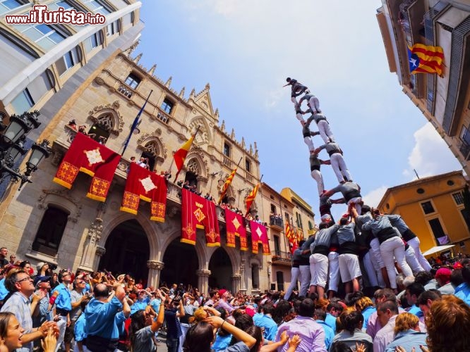 Immagine Un Castell, ovvero la torre umana che si può vedere in Catalogna durante le principali sagre e manifestazioni di paese nella regione della Spagna. Qui ci troviamo a Terrassa, che rimane nella periferia nord occidentale di Barcellona - © Karol Kozlowski / Shutterstock.com