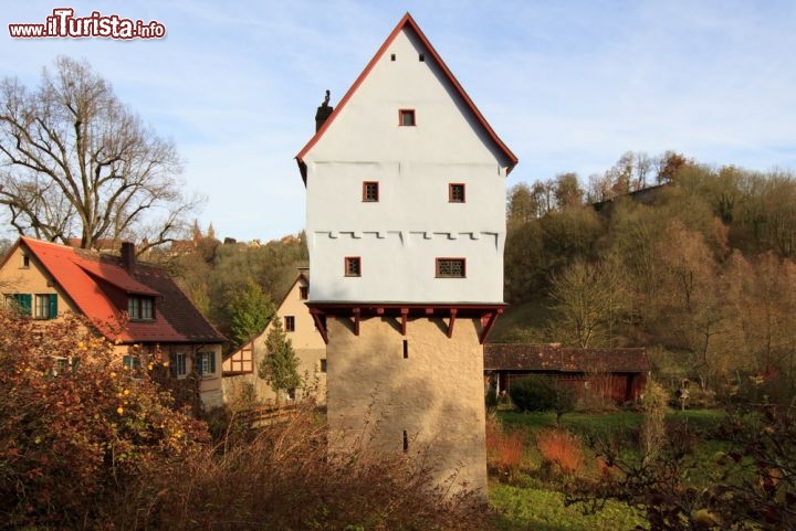 Immagine Castelletto di Toppler a Rothenburg ob der Tauber, Germania - La città raggiunse il suo periodo di massimo splendore durante il governo del sindaco Heinrich Toppler (1373-1408) grazie soprattutto alle sue abilità diplomatiche e militari tanto da diventare nel corso del 1400 la città più popolosa della Franconia assieme a Norimberga. Nell'immagine, il piccolo castello della famiglia Toppler © Zocchi Roberto / Shutterstock.com