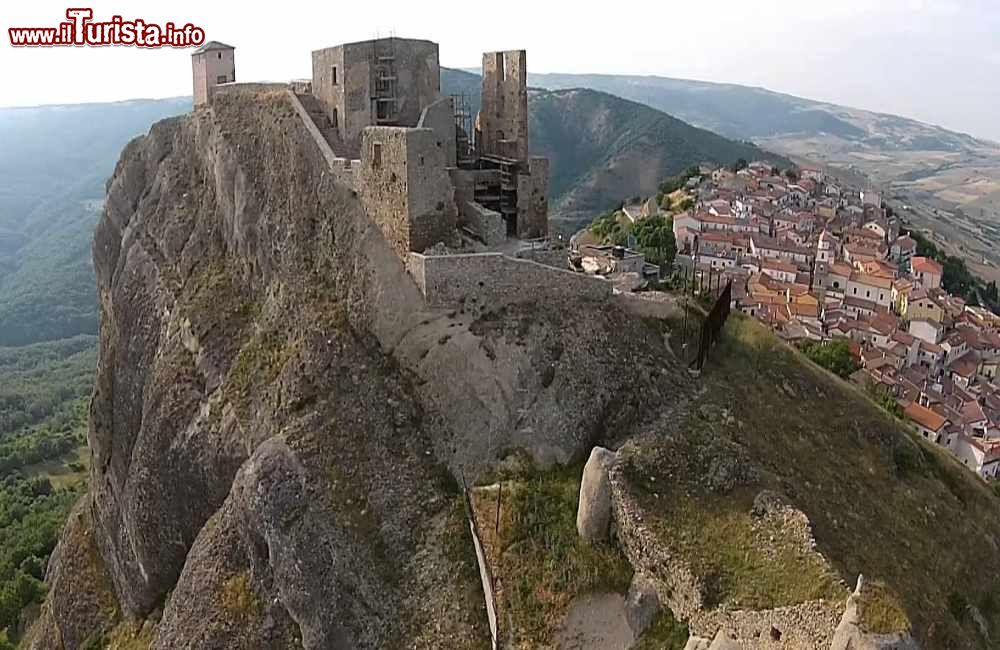 Immagine Il Castello medievale che domina il borgo di Brindisi Montagna in Basilicata - © Camera Fly 