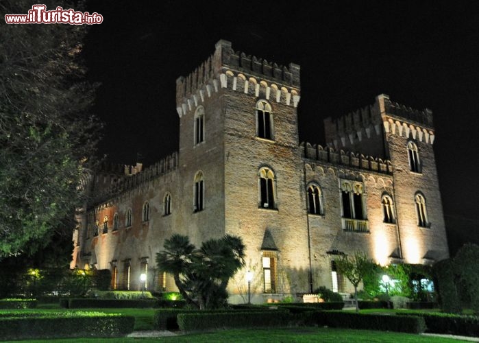 Immagine Castello Bevilacqua fotografato alla sera dai Giardini Pensili, i secondi più estesi di tutta Europa