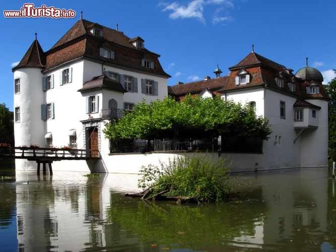 Immagine Castello di Bottmingen, Basilea - Questo maestoso castello sull'acqua costruito nel XIV° secolo è stato recentemente restaurato e adibito ad ospitare banchetti e cerimonie di ogni genere. A impreziosire la già sua caratteristica location sono un enorme parco e una terrazza con giardino. Per i buongustai sarà una piacevole esperienza gastronomica assaporare i piatti della tradizione culinaria francese e mediterranea sapientemente preparati dai suoi chef © Ventura / shutterstock.com