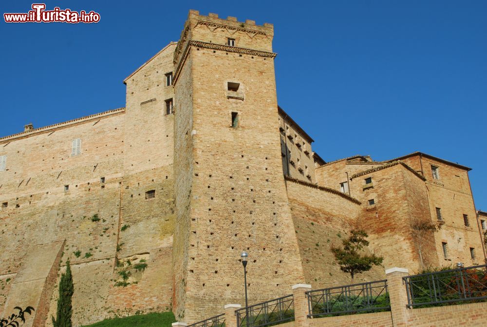 Immagine Il Castello Brunforte nel borgo di Loro Piceno nelle Marche - © www.guidamico.it