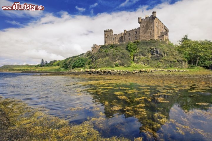 Immagine Il castello di Dunvegan sull'isola di Skye in Scozia. La fortezza vanta di essere la più antica della Scozia, abitata con continuità da oltre 800 anni, ed è una delle attrazioni turistiche più famose delle Highlands scozzesi - © Nataliya Hora / Shutterstock.com