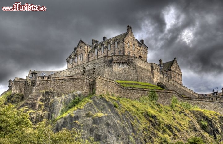 Immagine Castello di Edimburgo e Castle Rock Edinburgh, in una tipica giornata uggiosa della Scozia - © jan kranendonk / Shutterstock.com