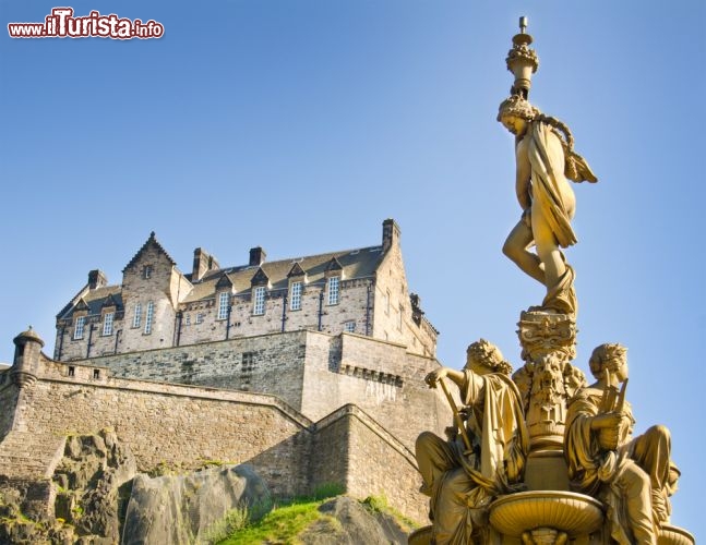 Immagine il Castello di Edimburgo, uno dei più importanti di tutta la Scozia. Qui si svologono numerosi eventi e manifestazioni della capitale scozzese - © Brendan Howard / Shutterstock.com