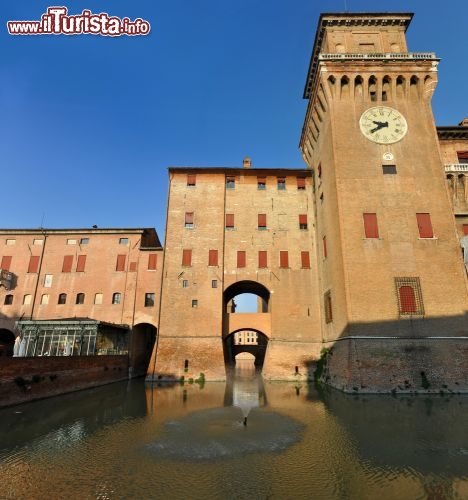 Immagine Il Castello Estense di Ferrara, in Emilia Romagna, è una fortezza medievale con tanto di fossato pieno d'acqua e ponti levatoi. All'altezza del fossato, nei sotterranei della Torre dei Leoni, si trovano le antiche prigioni: alcune celle presentano ancora i segni lasciati dai detenuti - © Eddy Galeotti / Shutterstock.com