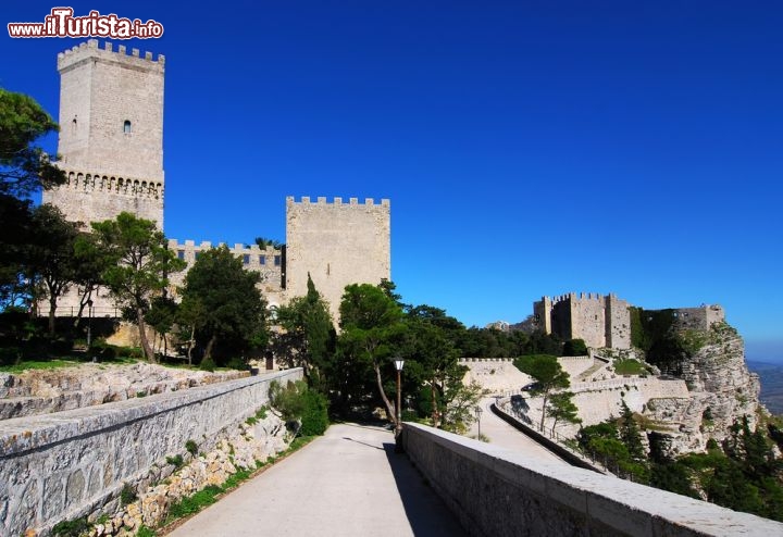 Immagine Il Castello Normanno di Erice, sulla punta nord-occidentale della Sicilia, accanto ai Giardini e alle Torri del Balio, a cui era anticamente collegato mediante un ponte levatoio. Nelle giornate di sole, col cielo limpido, da qui si gode un magnifico panorama sulla costa nei pressi di Trapani e sul mare - © Emi Cristea / Shutterstock.com