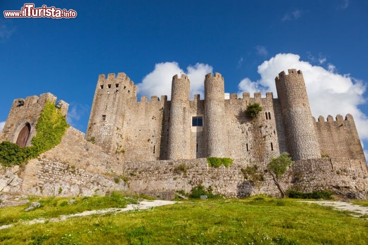 Immagine Castello di Obidos, Portogallo - Il carattere medievale di Obidos si rispecchia in tutto il tessuto sociale della cittadina. Interamente circondata da alte mura, questo borgo ha una struttura urbana che si definisce proprio a partire dal castello, dalle porte di accesso e dalla piazza d'armi © Jose Ignacio Soto / Shutterstock.com