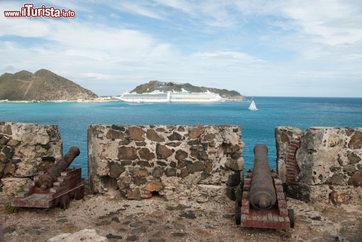 Immagine In cima alle mura del castello di Philipsburg a Saint Martin, Caraibi  - © starryvoyage / Shutterstock.com