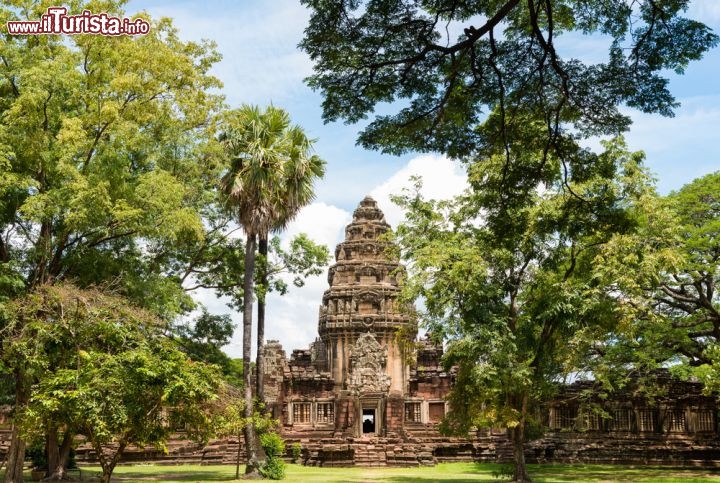 Immagine Il castello immerso nel verde di Prasat Hin Phimai, a Nakhon Ratchasima, in Thailandia  - © Wuttichok Painichiwarapun / Shutterstock.com