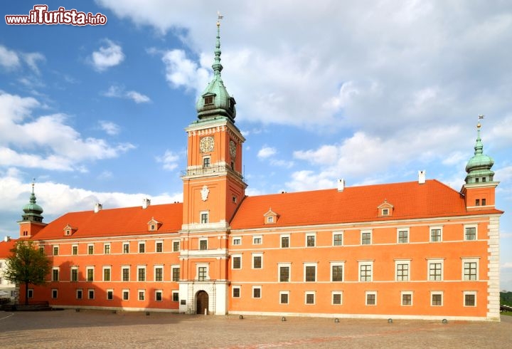 Immagine Il Castello Reale di Varsavia, che è stato ricostruito durante il periodo comunista, dopo la distruzione operata dai nazisti, di trova nel cuore del centro storico della capitale della Polonia - © formiktopus / Shutterstock.com