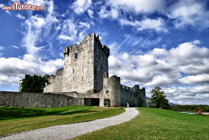 Immagine Il Castello di Ross, Killarney National Park, Irlanda, in una giornata con il cielo nuvoloso. Fortilizio degli O'Donoghue Ross, di probabile costruzione quattrocentesca, è costituito da una casatorre attorniata da mura intervallate da da piccole torri angolari cilindriche.