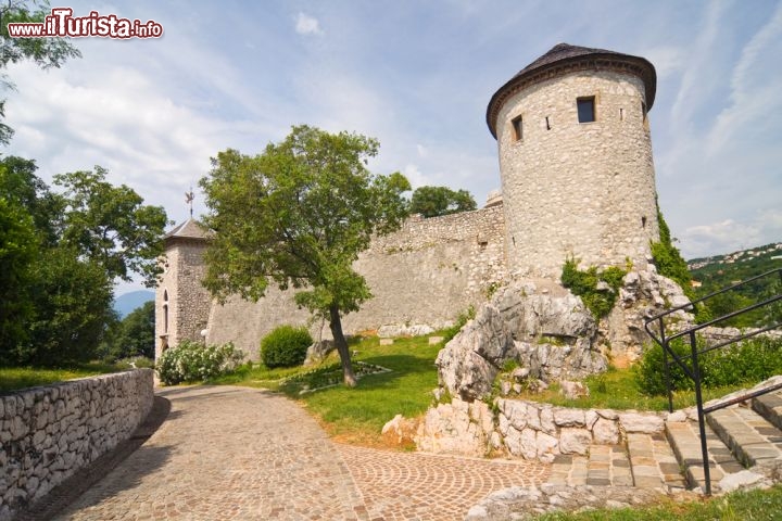 Immagine Il Castello di Tersatto a Rijeka, Croazia - A due passi dalla Chiesa di San Giorgio si trova il Castello di Tersatto, testimonianza del glorioso passato storico della città croata. Le sue origini risalgono alla preistoria, per l'esattezza all'epoca della tribù degli Illiri chimati "Japodi". I romani vi edificarono il loro bastione ma l'aspetto attuale dell'imponente edificio si deve agli Asburgo e ai capitani di Buccari. Nei mesi estivi il castello diventa il centro della vita artistica e culturale di Fiume con mostre, concerti e spettacoli teatrali © Dziewul / Shutterstock.com