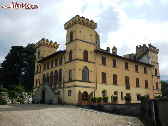 Immagine Il castello dei Bonsi è una villa, un agriturismo e una fattoria situata nel comune toscano di Reggello. Seppure ricostuito nel Novecento, la struttura originale del maniero risale al XV secolo - foto © Paebi / Wikipedia