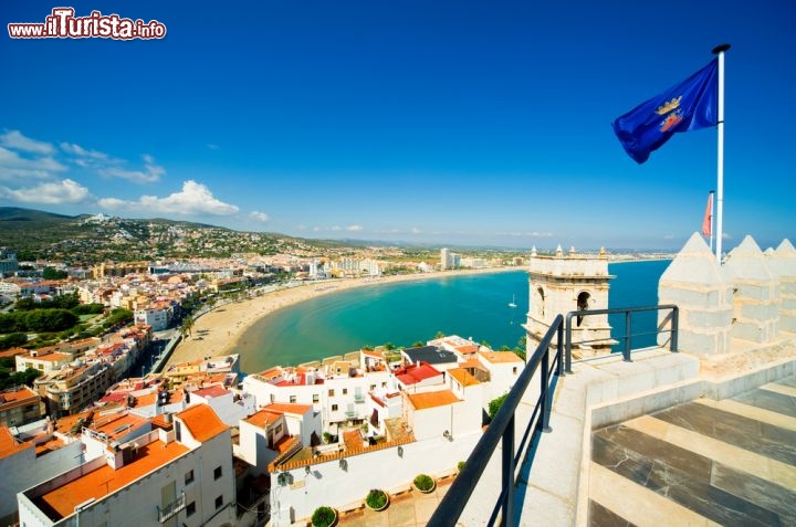 Immagine Uno dei castelli più famosi della Spagna: la fortezza templare a Peniscola con vista sulla costa orientale del Mediterraneo - © Alexander Tihonov / Shutterstock.com