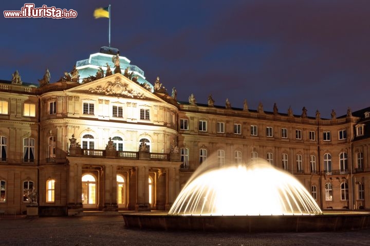 Immagine Stoccarda di notte regala grandi emozioni: le luci dei monumenti sembrano gioielli contro il blu della fresca notte tedesca, come accade nella Schlossplatz, al cospetto del Neue Schloss e della bella fontana che accoglie i turisti - © Jens Goepfert / Shutterstock.com