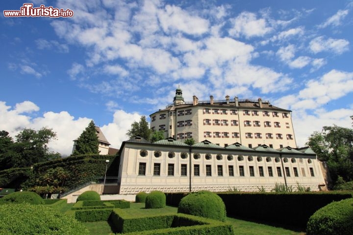 Immagine Il Castello di Ambras, nella periferia sud-orientale di Innsbruck. Si tratta di un edificio rinascimentale, fatto costruire dall'Arciduca Ferdinando Secondo. La fortezza ospita una succursale del Kunsthistorisches Museum - © mary416 / Shutterstock.com