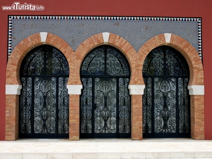 Immagine Castello di Bil Bil a Benalmadena in Andalusia, Spagna. Questo curioso edificio del 1934 costruito in stile neo arabo ospita eventi e manifestazioni culturali  - © Andrew West / Shutterstock.com