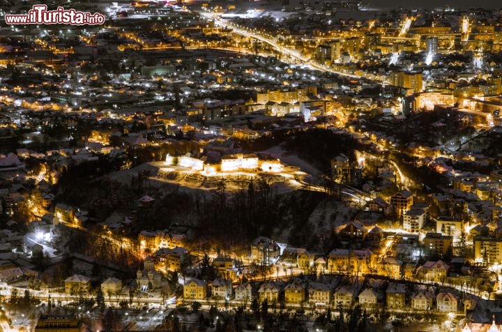 Immagine Panorama notturno sull'antico castello di Brasov, Romania - Fotografato di notte e da un punto panoramico posizionato in alto, lo scorcio panoramico sul vecchio castello di Brasov è ancora più suggestivo. Fra le attrazioni visitate dalle migliaia di turisti che ogni anno affollano questa località della Transilvania il castello è una delle più apprezzate © David Ionut / Shutterstock.com